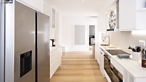 ماكينة لصنع القهوة/الشاي، ثلاجة، ميكروويف، فرن