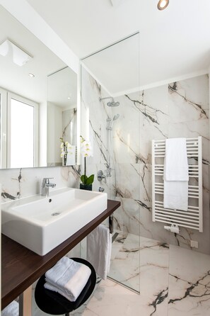 City Apartment | Bathroom | Hair dryer, towels, toilet paper - HeyMi Apartments Mondschein (Vienna)