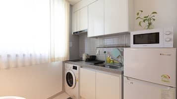 Basic Double Room | Private kitchen | Fridge, microwave