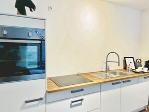 Refrigerador, horno, parrilla de estufa y cafetera y tetera 