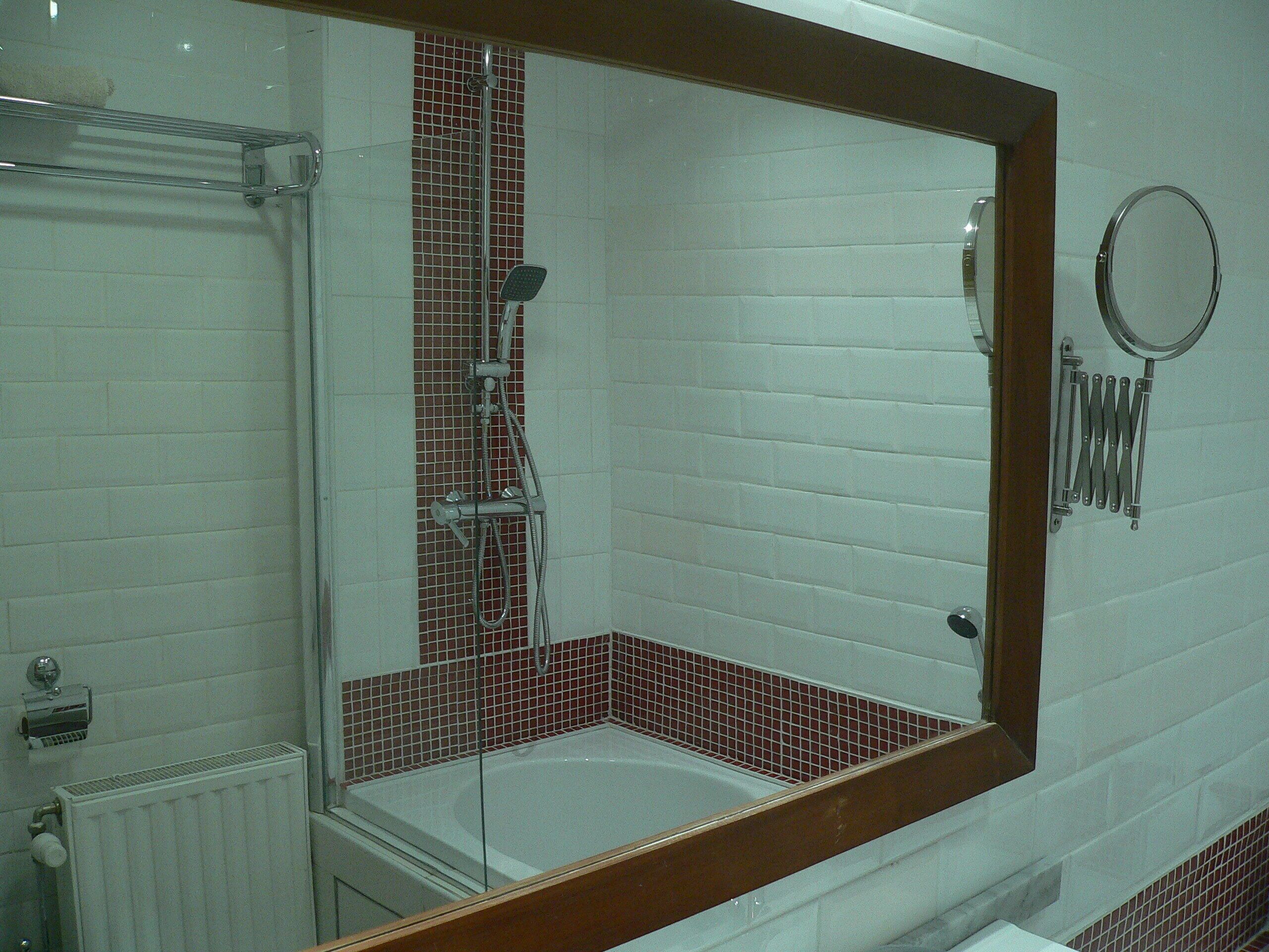 Douche, sèche-cheveux, savon, papier toilette