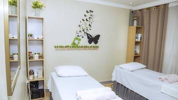 Exfoliaciones corporales, tratamientos faciales y manicures y pedicures