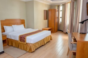 Quarto standard, para não fumantes, vista para a cidade | Cofres nos quartos, escrivaninha, ferros/tábuas de passar roupa