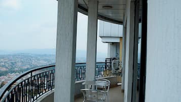 Executive Apartment, 2 Bedrooms, Non Smoking, Mountain View | Terrace/patio