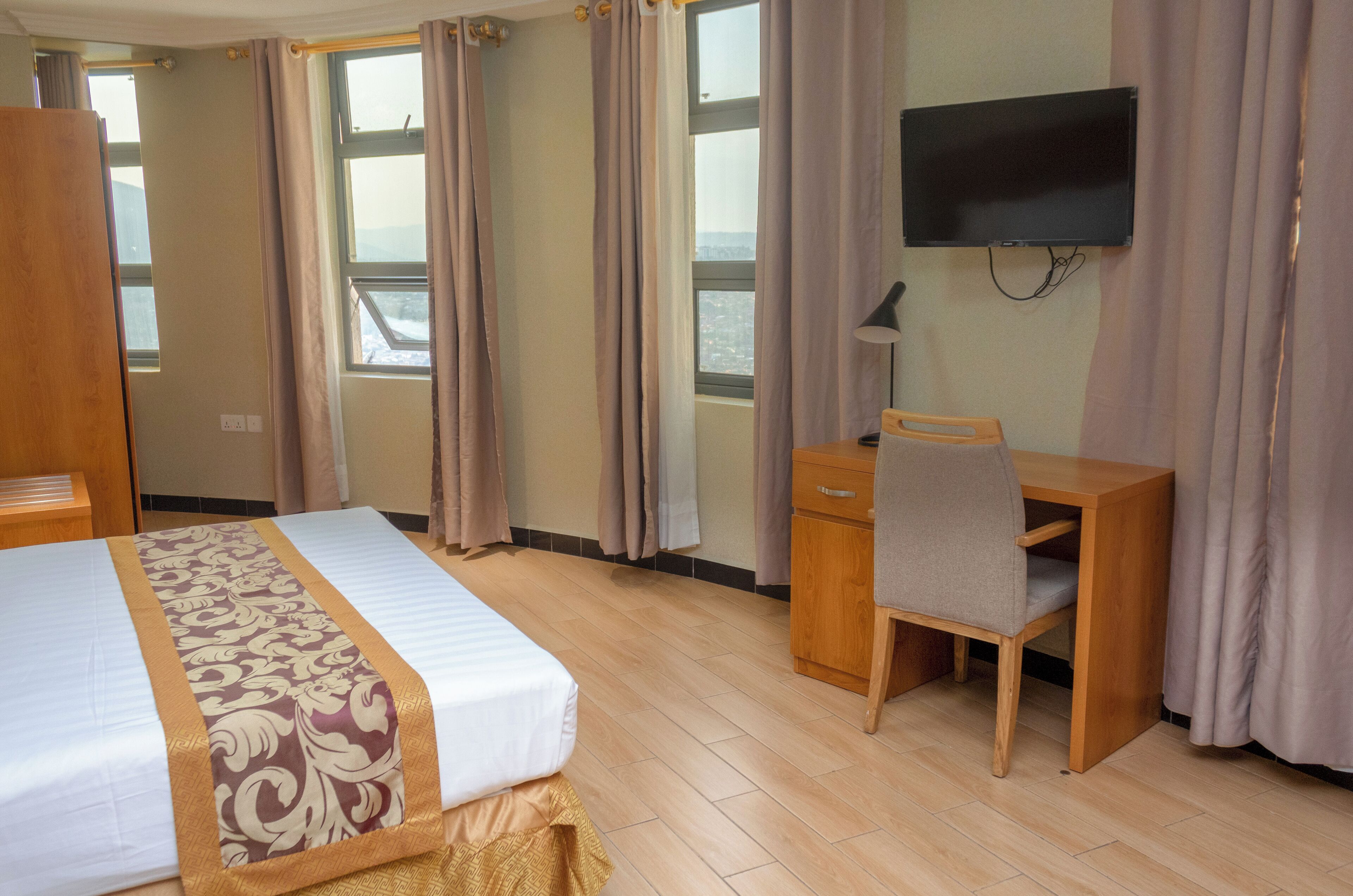Chambre Standard, non-fumeurs, vue ville | Coffres-forts dans les chambres, bureau, fer et planche à repasser