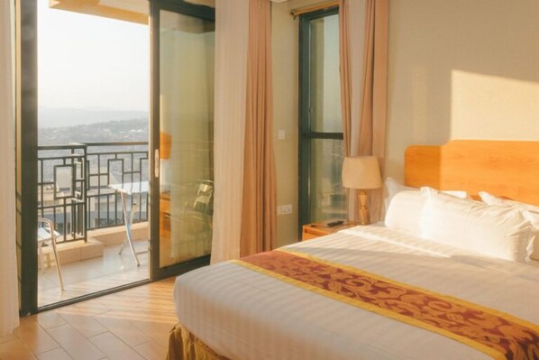 Deluxe Apartment, 1 Bedroom, Non Smoking, City View | In-room safe, desk, iron/ironing board, free WiFi