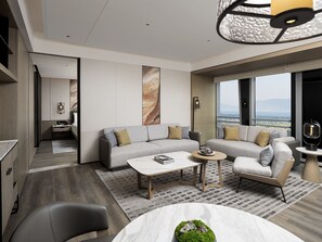 Cubrecamas, minibar y caja de seguridad en la habitación