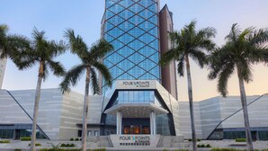Un hôtel moderne doté d’une façade en verre et d’un design géométrique original.