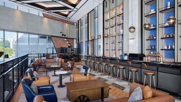 供应早餐、午餐和晚餐
