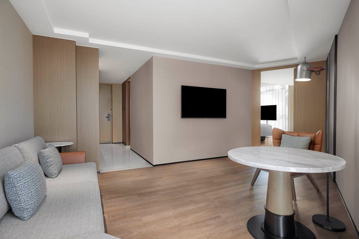 Bộ đồ giường cao cấp, minibar, két bảo mật tại phòng, bàn