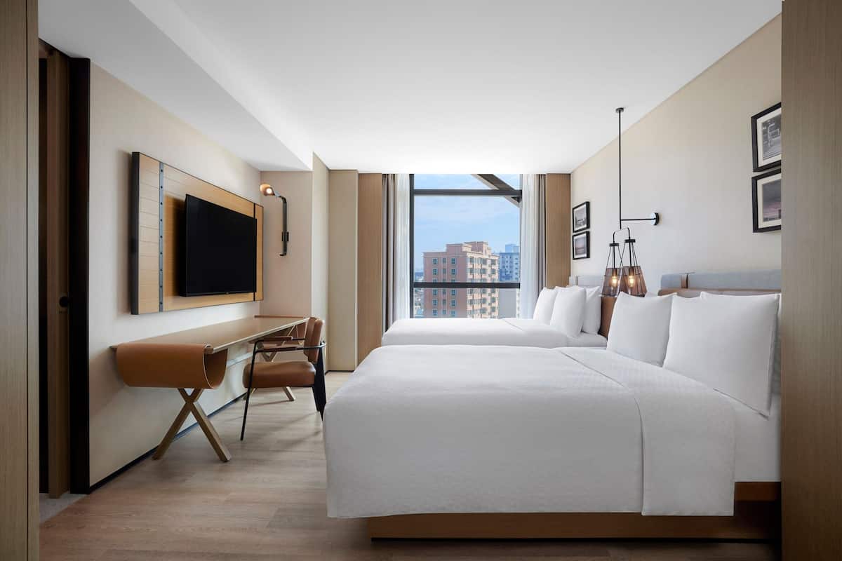Bộ đồ giường cao cấp, minibar, két bảo mật tại phòng, bàn