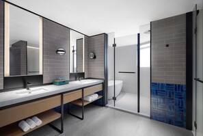 Suite Premium, 1 très grand lit, vue ville | Salle de bain | Articles de toilette gratuits, sèche-cheveux, peignoirs, chaussons