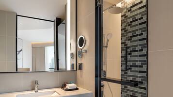 Shower, rainfall showerhead, free toiletries, hair dryer