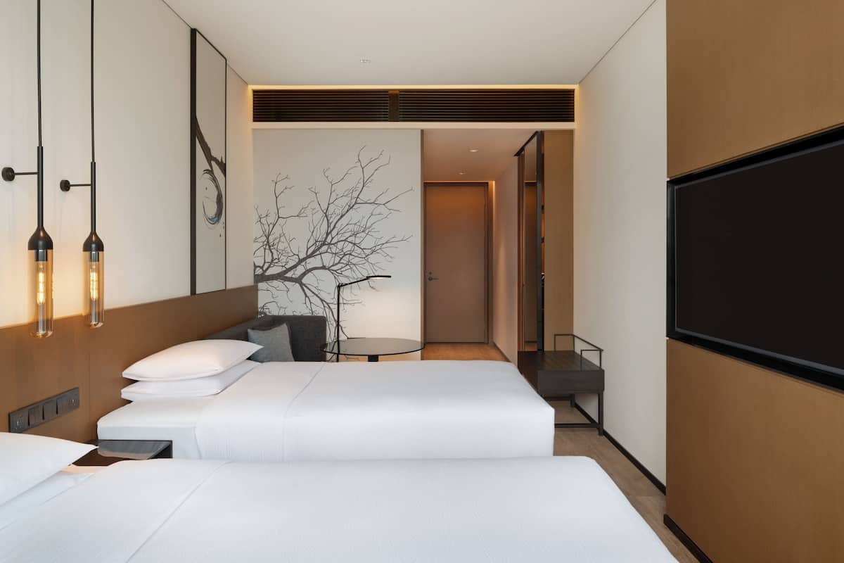Down duvets, in-room safe, blackout curtains, soundproofing
