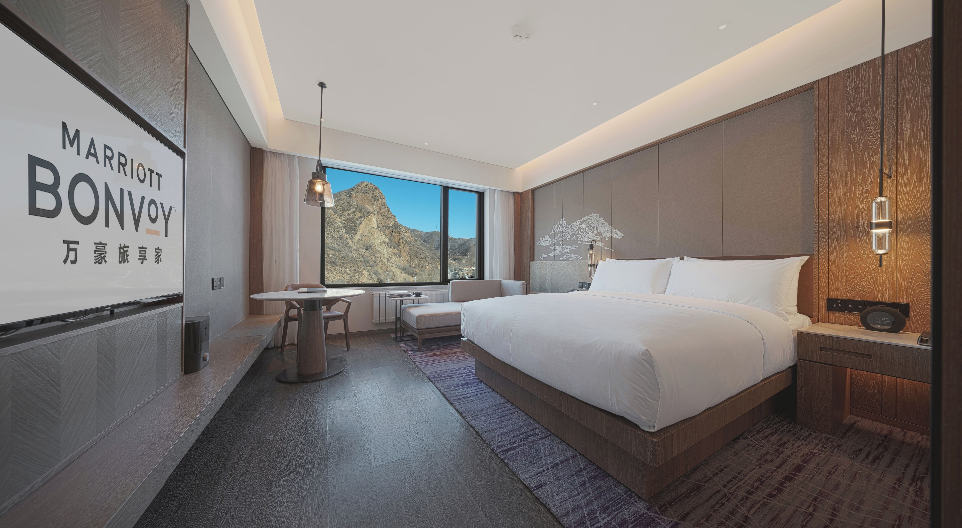 客房, 1 张特大床, 山景 | 迷你吧、客房内保险箱、遮光窗帘、免费婴儿床