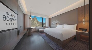 客房, 1 张特大床, 山景 | 迷你吧、客房内保险箱、遮光窗帘、免费婴儿床