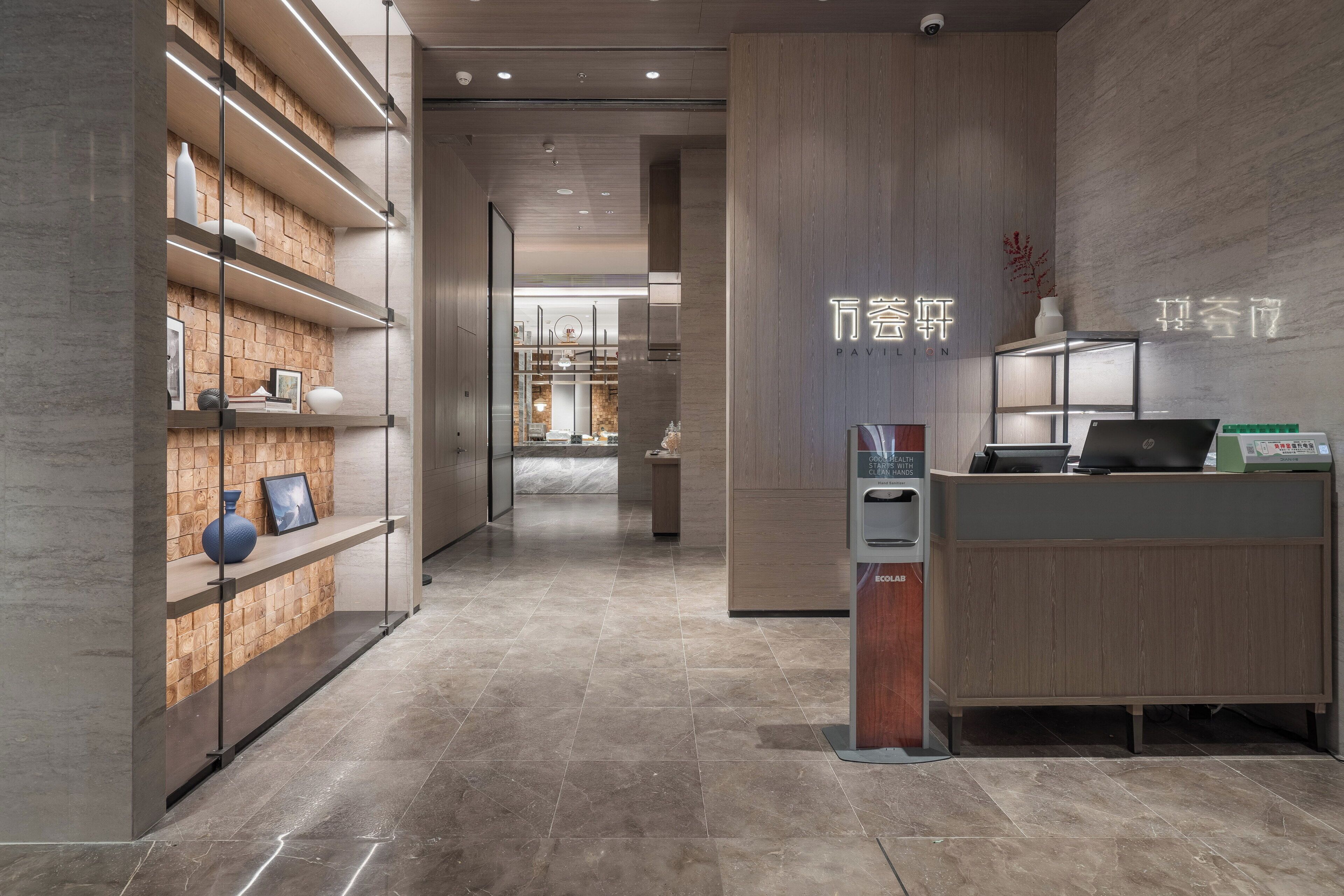 Daily buffet breakfast (CNY 118 per person)