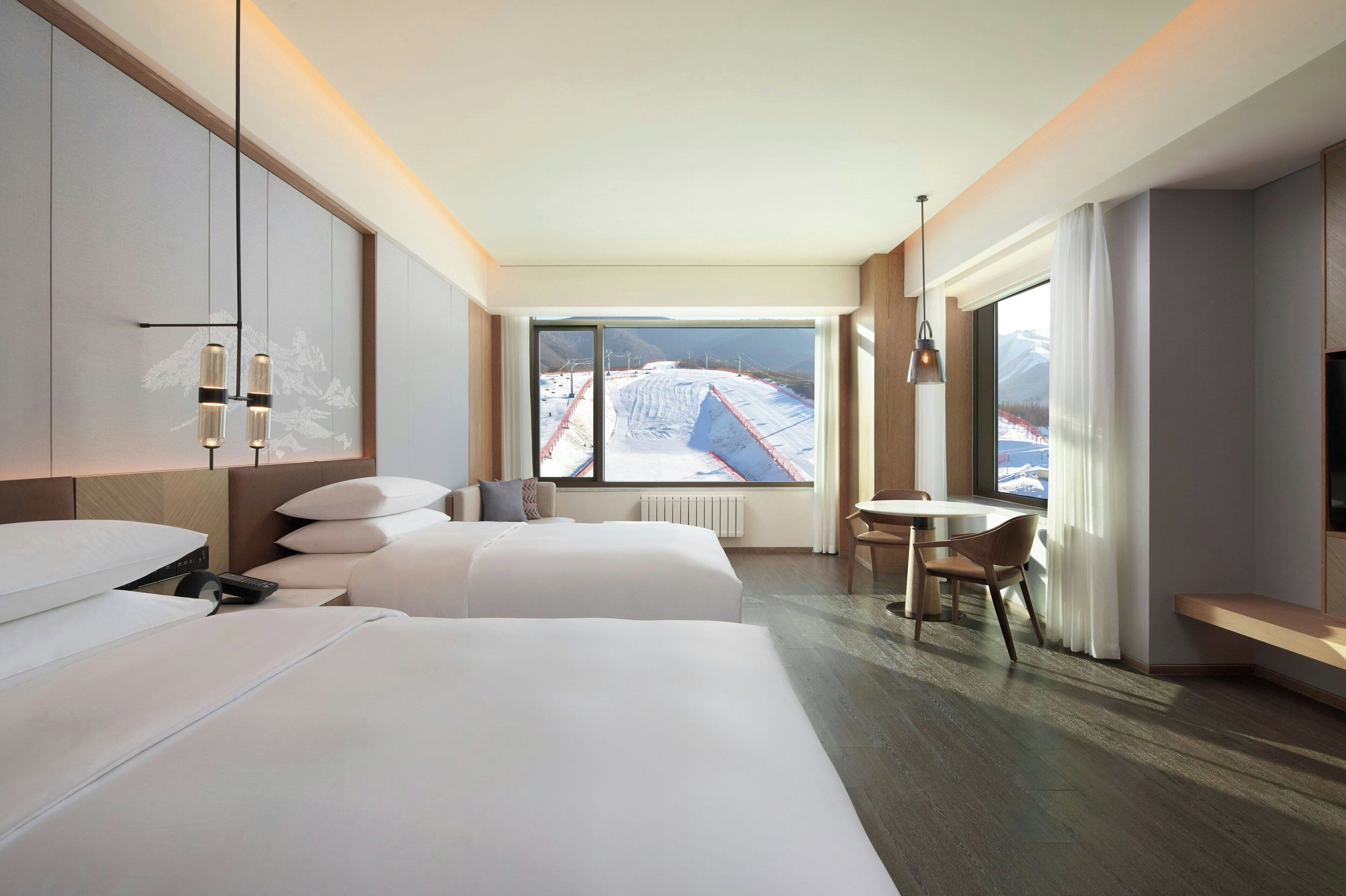 ファミリー ルーム ダブルベッド 2 台 | ミニバー、セーフティボックス (室内)、遮光カーテン、ベビーベッド (無料)