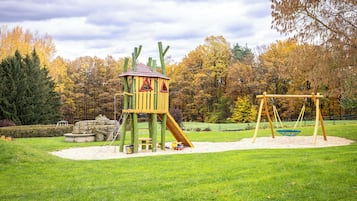Zona de juegos infantil al aire libre