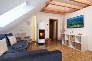 Deluxe suite | Woonruimte | Een 20-inch televisie met satellietzenders, een iPad en speelgoed