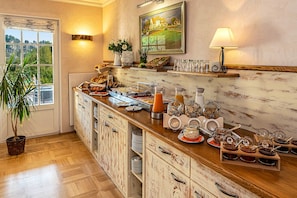 Dagelijks ontbijt met lokale gerechten (EUR 18 per persoon)