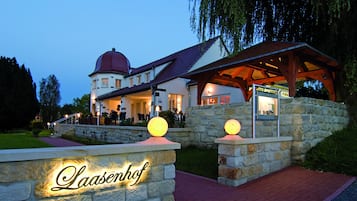 Déjeuner et dîner servis sur place, vue sur la piscine 