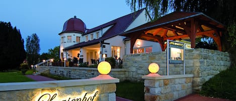 Lunch, dinner served; local cuisine, pool views 