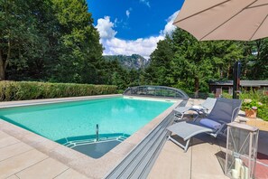 Una piscina al aire libre de temporada (de 10:00 a 21:00), sombrillas