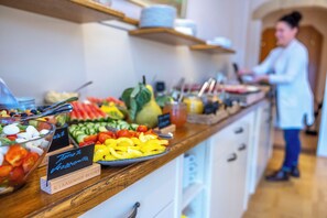 Petit déjeuner servi tous les jours en supplément