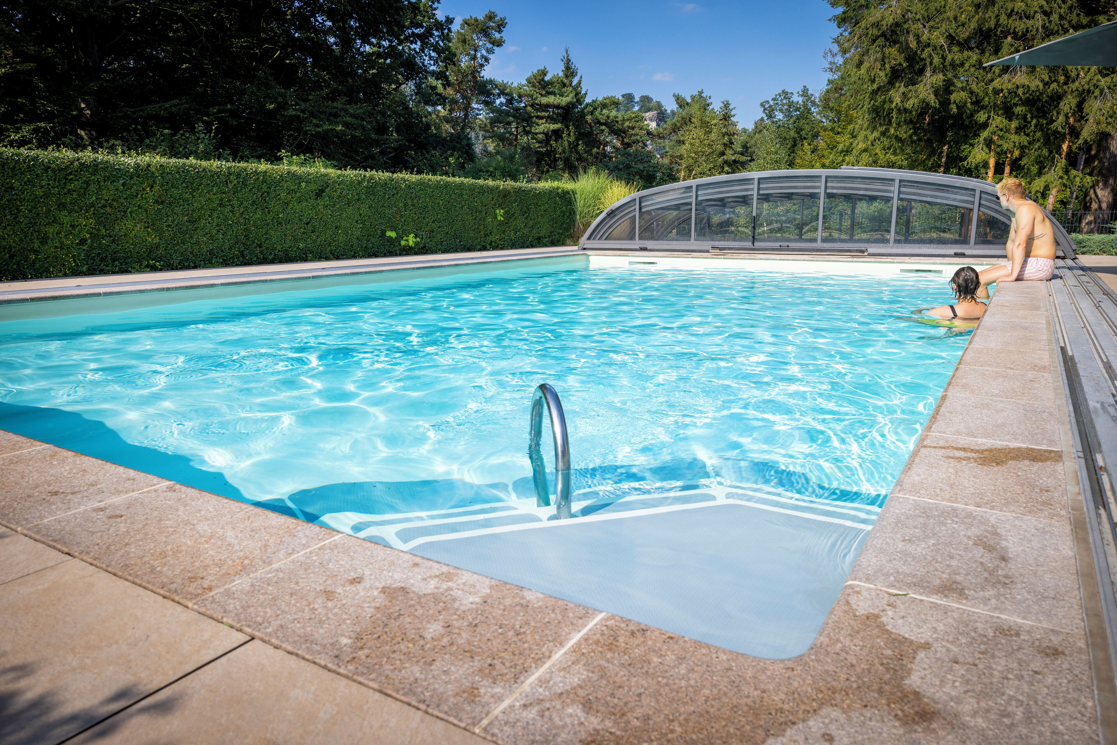 季節性室外泳池；10:00 至 21:00 開放；泳池傘、躺椅