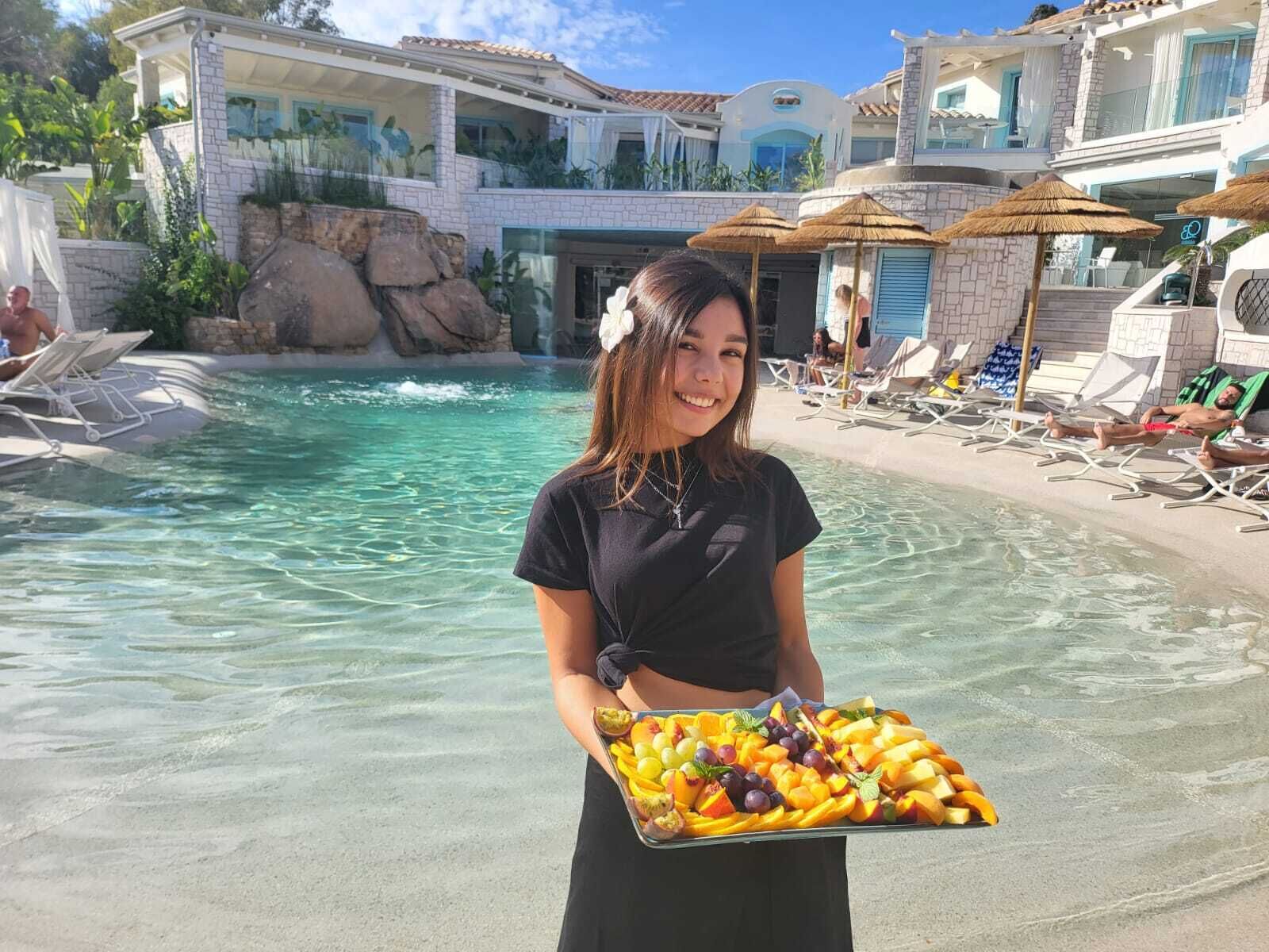 Piscine couverte, piscine extérieure, parasols de plage, chaises longues