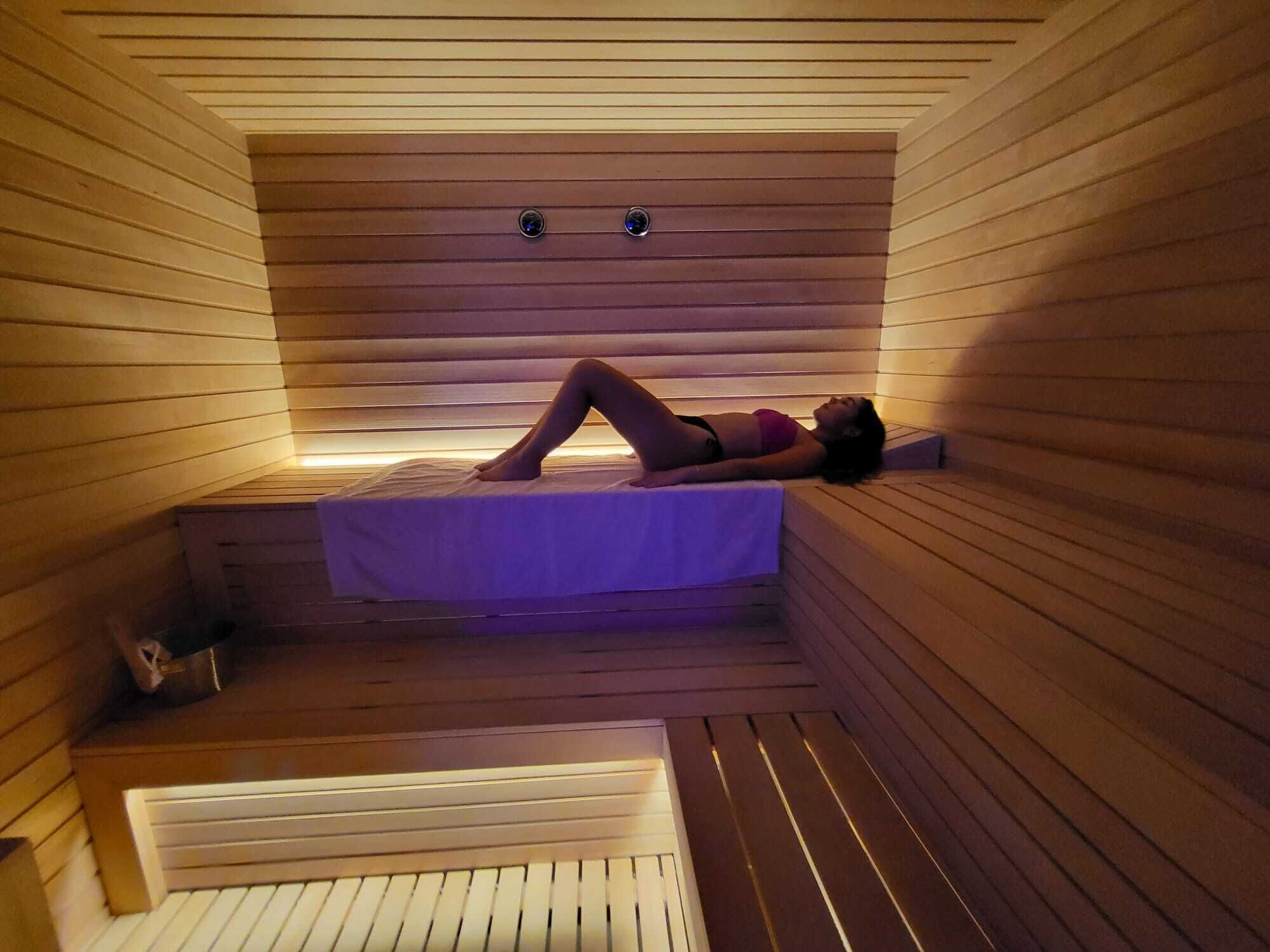 Un espai de sauna amb parets de fusta i una banca.