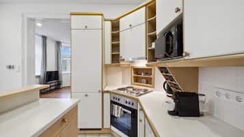Kühlschrank, Mikrowelle, Ofen, Wasserkocher mit Kaffee-/Teezubehör