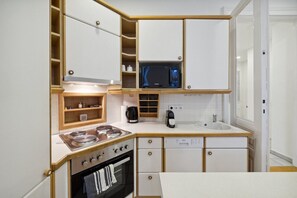 Fridge, microwave, oven, coffee/tea maker