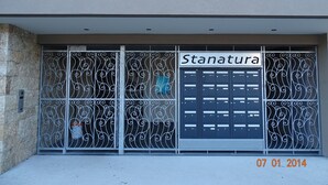 Eine Gebäudefassade mit einem Schild, auf dem "Stanatura" steht.