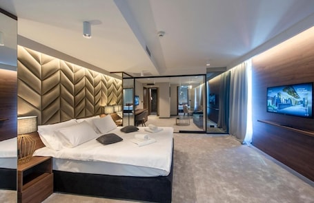 Superior Suite | Minibar, in-room safe, desk, soundproofing
