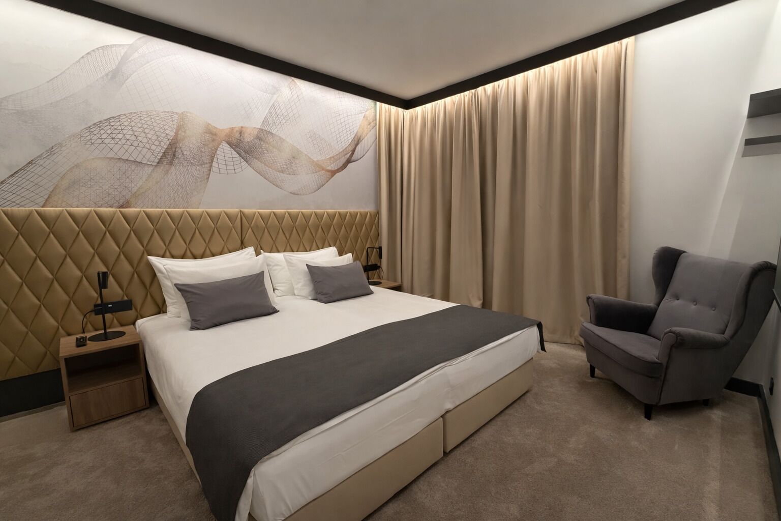 Minibar, caja de seguridad en la habitación y escritorio 