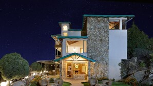 Interior entrance - Lemon Tree Hotel Mukteshwar (Dhari)
