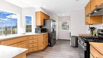 Een koelkast, een magnetron, een oven, een kookplaat