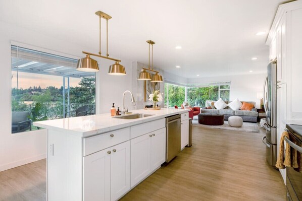 冷蔵庫、電子レンジ、オーブン、コンロ