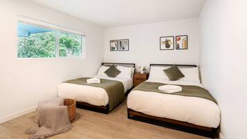 3 bedrooms, iron/ironing board, WiFi, bed sheets