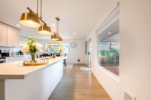 冷蔵庫、電子レンジ、オーブン、コンロ