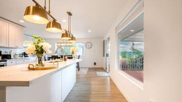 Jääkaappi, mikroaaltouuni, uuni, liesi