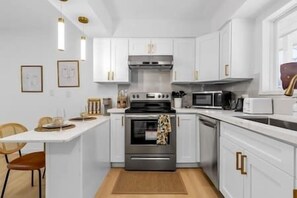 Refrigerador, microondas, horno y parrilla de estufa 