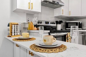 Frigorifero, microonde, forno, piano cottura