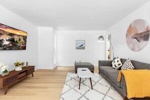 Televisión y chimenea 