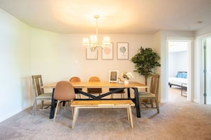 Dining - 9852 Upper · 4b2b Upper Unit @S Seattle w/ Panoramic Lake View (Seattle)