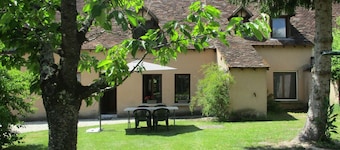 Charming Gîtes with Private Garden, Free Wi-Fi, and Fishing Pond in La Brenne Natural Park
