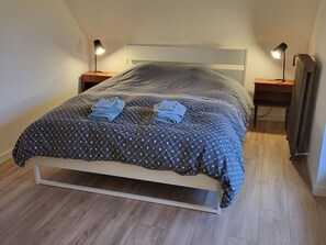 5 bedrooms, free WiFi, bed sheets - Charming Gîtes with Private Garden, Free Wi-Fi, and Fishing Pond in La Brenne Natural Park (Communauté de communes Brenne - Val de Creuse-Rosnay)