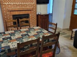 Dining - Charming Gîtes with Private Garden, Free Wi-Fi, and Fishing Pond in La Brenne Natural Park (Communauté de communes Brenne - Val de Creuse-Rosnay)